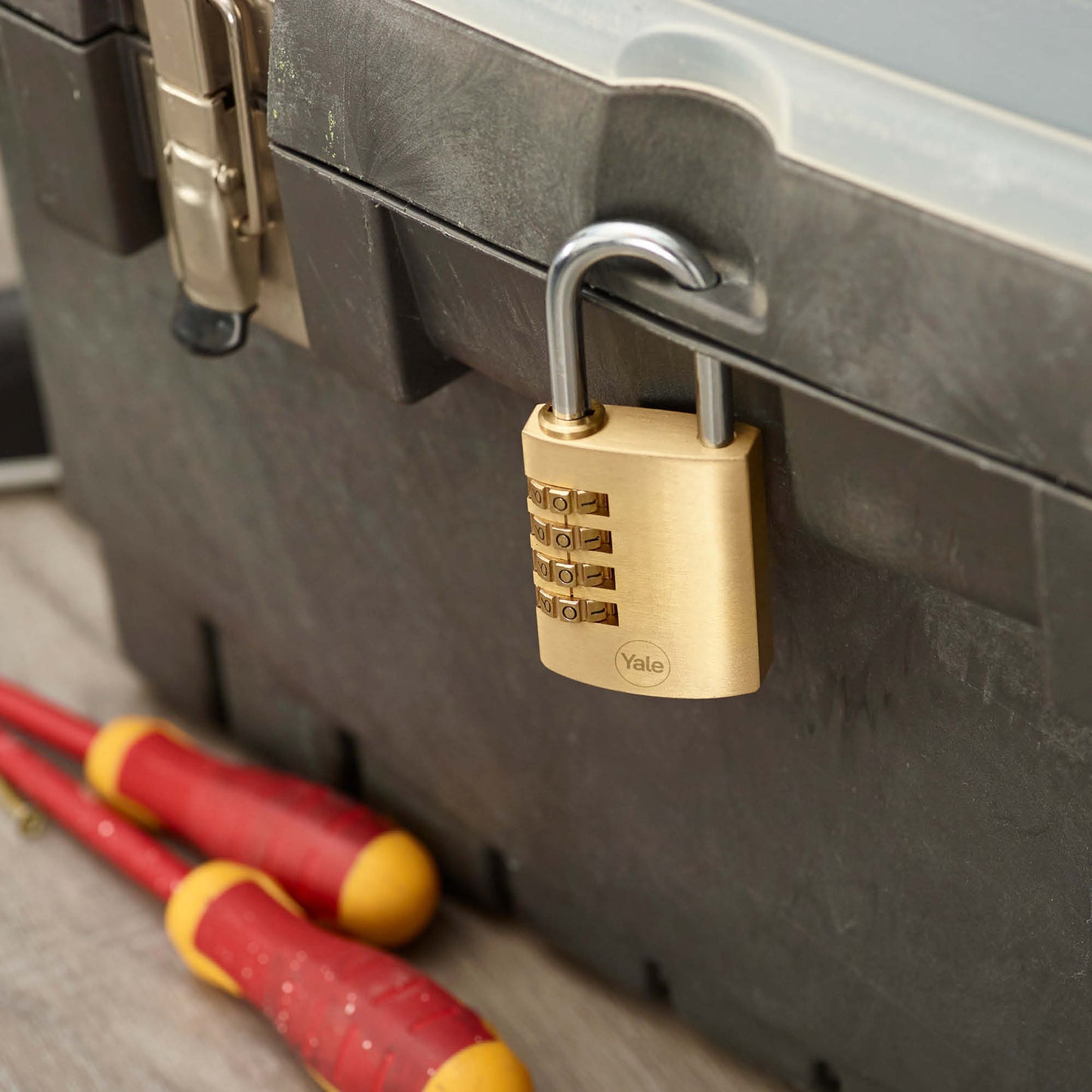Yale Y150B/40/130/1 Brass Combination Padlock,40mm, 4 dial combination
